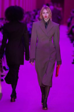 MILAN, ITALY - 25 Şubat 2022 tarihinde Milano Moda Haftası / Kış 2023 'te İtalya' nın Milano kentinde düzenlenen Sportmax defilesinde bir model podyumda yürüyor..