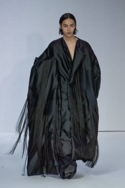 MİLAN, İTALYA 23 Şubat 2022 'de Milan Moda Haftası / Kış 2023' te İtalya 'nın Milano kentinde düzenlenen Calcaterra defilesinde bir model podyumda yürüyor..