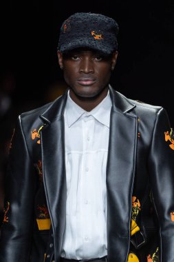 MILAN, ITALY - 26 Şubat 2022 'de Milano Moda Haftası / Kış 2023' te Tokyo James defilesinde bir model podyumda yürüyor..