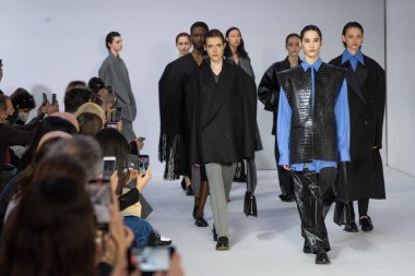 MİLAN, İTALYA - 23 Şubat 2022 'de Milano Moda Haftası / Kış 2023' te İtalya 'nın Milano kentinde düzenlenen Calcaterra defilesinde mankenler podyum finalinde yürür..