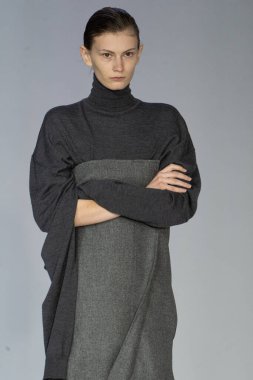 MİLAN, İTALYA 23 Şubat 2022 'de Milan Moda Haftası / Kış 2023' te İtalya 'nın Milano kentinde düzenlenen Calcaterra defilesinde bir model podyumda yürüyor..