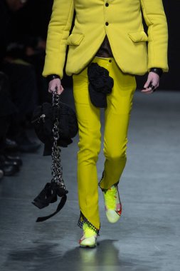 MILAN, ITALY - 26 Şubat 2022 'de Milano Moda Haftası / Kış 2023' te Tokyo James defilesinde bir model podyumda yürüyor..