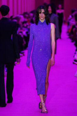 MILAN, ITALY - 25 Şubat 2022 tarihinde Milano Moda Haftası / Kış 2023 'te İtalya' nın Milano kentinde düzenlenen Sportmax defilesinde bir model podyumda yürüyor..