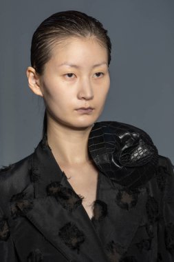 MİLAN, İTALYA 23 Şubat 2022 'de Milan Moda Haftası / Kış 2023' te İtalya 'nın Milano kentinde düzenlenen Calcaterra defilesinde bir model podyumda yürüyor..