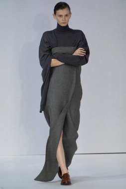 MİLAN, İTALYA 23 Şubat 2022 'de Milan Moda Haftası / Kış 2023' te İtalya 'nın Milano kentinde düzenlenen Calcaterra defilesinde bir model podyumda yürüyor..