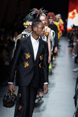 MİLAN, İTALYA - 26 Şubat 2022 'de İtalya' nın Milano kentinde düzenlenen Milan Moda Haftası / Kış 2023 'te Tokyo James defilesinde modeller podyum finalinde yürür..