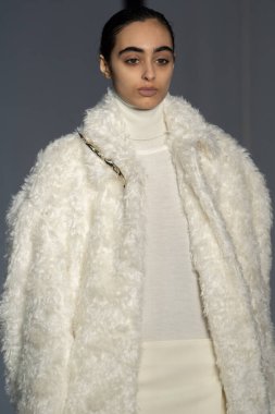 MİLAN, İTALYA 23 Şubat 2022 'de Milan Moda Haftası / Kış 2023' te İtalya 'nın Milano kentinde düzenlenen Calcaterra defilesinde bir model podyumda yürüyor..