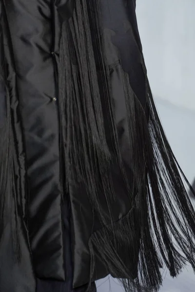 MİLAN, İTALYA 23 Şubat 2022 'de Milan Moda Haftası / Kış 2023' te İtalya 'nın Milano kentinde düzenlenen Calcaterra defilesinde bir model podyumda yürüyor..