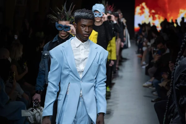 MİLAN, İTALYA - 26 Şubat 2022 'de İtalya' nın Milano kentinde düzenlenen Milan Moda Haftası / Kış 2023 'te Tokyo James defilesinde modeller podyum finalinde yürür..