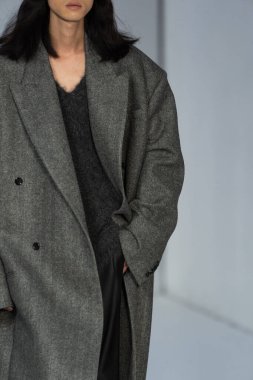 MİLAN, İTALYA 23 Şubat 2022 'de Milan Moda Haftası / Kış 2023' te İtalya 'nın Milano kentinde düzenlenen Calcaterra defilesinde bir model podyumda yürüyor..