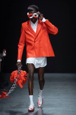 MILAN, ITALY - 26 Şubat 2022 'de Milano Moda Haftası / Kış 2023 sırasında Tokyo James defilesinde bir model yürüyüş pisti.