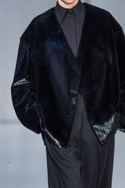 MİLAN, İTALYA 23 Şubat 2022 'de Milan Moda Haftası / Kış 2023' te İtalya 'nın Milano kentinde düzenlenen Calcaterra defilesinde bir model podyumda yürüyor..