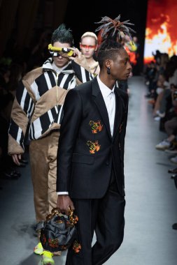 MİLAN, İTALYA - 26 Şubat 2022 'de İtalya' nın Milano kentinde düzenlenen Milan Moda Haftası / Kış 2023 'te Tokyo James defilesinde modeller podyum finalinde yürür..