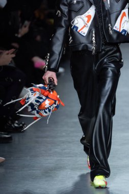 MILAN, ITALY - 26 Şubat 2022 'de Milano Moda Haftası / Kış 2023 sırasında Tokyo James defilesinde bir model yürüyüş pisti.