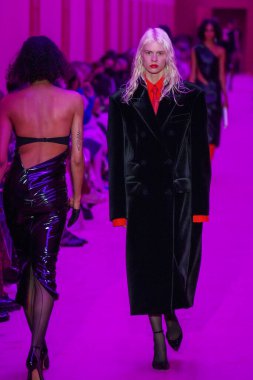 MILAN, ITALY - 25 Şubat 2022 tarihinde Milano Moda Haftası / Kış 2023 'te İtalya' nın Milano kentinde düzenlenen Sportmax defilesinde bir model podyumda yürüyor..