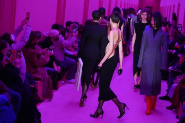 MİLAN, İTALYA - 25 Şubat 2022 'de Milano Moda Haftası / Kış 2023' te İtalya 'nın Milano kentinde düzenlenen Sportmax defilesinde modeller podyum finalinde yürür..