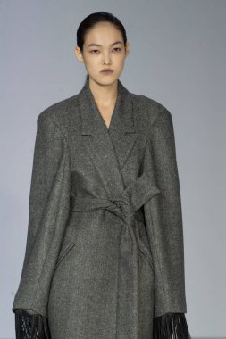 MİLAN, İTALYA 23 Şubat 2022 'de Milan Moda Haftası / Kış 2023' te İtalya 'nın Milano kentinde düzenlenen Calcaterra defilesinde bir model podyumda yürüyor..