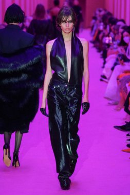 MILAN, ITALY - 25 Şubat 2022 tarihinde Milano Moda Haftası / Kış 2023 'te İtalya' nın Milano kentinde düzenlenen Sportmax defilesinde bir model podyumda yürüyor..