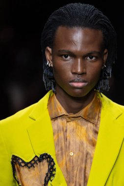 MILAN, ITALY - 26 Şubat 2022 'de Milano Moda Haftası / Kış 2023 sırasında Tokyo James defilesinde bir model yürüyüş pisti.