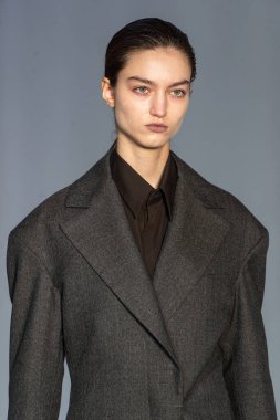 MİLAN, İTALYA 23 Şubat 2022 'de Milan Moda Haftası / Kış 2023' te İtalya 'nın Milano kentinde düzenlenen Calcaterra defilesinde bir model podyumda yürüyor..
