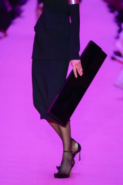 MILAN, ITALY - 25 Şubat 2022 tarihinde Milano Moda Haftası / Kış 2023 'te İtalya' nın Milano kentinde düzenlenen Sportmax defilesinde bir model podyumda yürüyor..