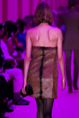 MILAN, ITALY - 25 Şubat 2022 tarihinde Milano Moda Haftası / Kış 2023 'te İtalya' nın Milano kentinde düzenlenen Sportmax defilesinde bir model podyumda yürüyor..