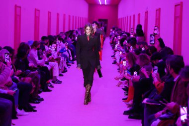 MİLAN, İTALYA - 25 Şubat 2022 'de Milano Moda Haftası / Kış 2023' te İtalya 'nın Milano kentinde düzenlenen Sportmax defilesinde modeller podyum finalinde yürür..