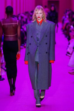 MILAN, ITALY - 25 Şubat 2022 tarihinde Milano Moda Haftası / Kış 2023 'te İtalya' nın Milano kentinde düzenlenen Sportmax defilesinde bir model podyumda yürüyor..