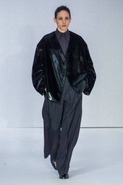 MİLAN, İTALYA 23 Şubat 2022 'de Milan Moda Haftası / Kış 2023' te İtalya 'nın Milano kentinde düzenlenen Calcaterra defilesinde bir model podyumda yürüyor..