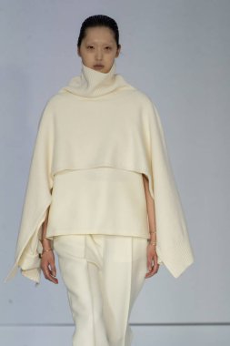 MİLAN, İTALYA 23 Şubat 2022 'de Milan Moda Haftası / Kış 2023' te İtalya 'nın Milano kentinde düzenlenen Calcaterra defilesinde bir model podyumda yürüyor..