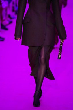 MILAN, ITALY - 25 Şubat 2022 tarihinde Milano Moda Haftası / Kış 2023 'te İtalya' nın Milano kentinde düzenlenen Sportmax defilesinde bir model podyumda yürüyor..