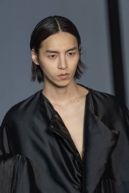 MİLAN, İTALYA 23 Şubat 2022 'de Milan Moda Haftası / Kış 2023' te İtalya 'nın Milano kentinde düzenlenen Calcaterra defilesinde bir model podyumda yürüyor..