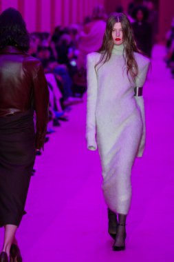 MILAN, ITALY - 25 Şubat 2022 tarihinde Milano Moda Haftası / Kış 2023 'te İtalya' nın Milano kentinde düzenlenen Sportmax defilesinde bir model podyumda yürüyor..
