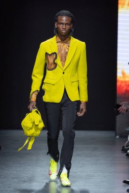 MILAN, ITALY - 26 Şubat 2022 'de Milano Moda Haftası / Kış 2023 sırasında Tokyo James defilesinde bir model yürüyüş pisti.