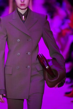 MILAN, ITALY - 25 Şubat 2022 tarihinde Milano Moda Haftası / Kış 2023 'te İtalya' nın Milano kentinde düzenlenen Sportmax defilesinde bir model podyumda yürüyor..