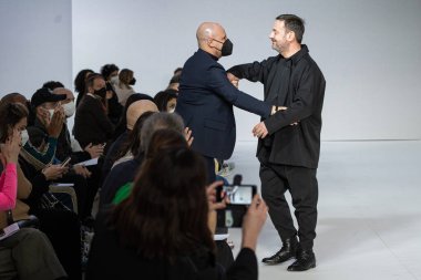 MILAN, ITALY - 23 Şubat 2022 / 2023 tarihinde Milan, İtalya 'da düzenlenen Calcaterra moda defilesinde moda tasarımcısı Daniele Calcaterra seyircilerinin alkışlarını kabul ediyor.. 