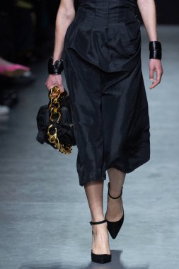 MILAN, ITALY - 26 Şubat 2022 'de Milano Moda Haftası / Kış 2023' te Tokyo James defilesinde bir model podyumda yürüyor..