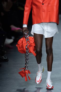 MILAN, ITALY - 26 Şubat 2022 'de Milano Moda Haftası / Kış 2023 sırasında Tokyo James defilesinde bir model yürüyüş pisti.