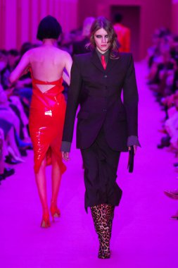 MILAN, ITALY - 25 Şubat 2022 tarihinde Milano Moda Haftası / Kış 2023 'te İtalya' nın Milano kentinde düzenlenen Sportmax defilesinde bir model podyumda yürüyor..