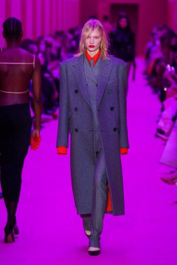 MILAN, ITALY - 25 Şubat 2022 tarihinde Milano Moda Haftası / Kış 2023 'te İtalya' nın Milano kentinde düzenlenen Sportmax defilesinde bir model podyumda yürüyor..