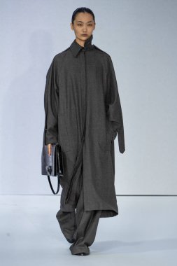 MİLAN, İTALYA 23 Şubat 2022 'de Milan Moda Haftası / Kış 2023' te İtalya 'nın Milano kentinde düzenlenen Calcaterra defilesinde bir model podyumda yürüyor..