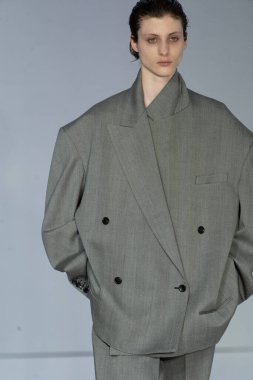 MİLAN, İTALYA 23 Şubat 2022 'de Milan Moda Haftası / Kış 2023' te İtalya 'nın Milano kentinde düzenlenen Calcaterra defilesinde bir model podyumda yürüyor..