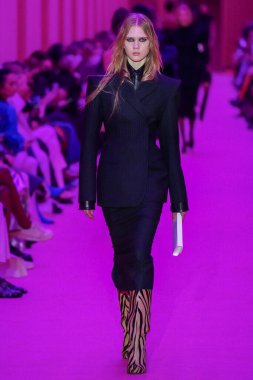 MILAN, ITALY - 25 Şubat 2022 tarihinde Milano Moda Haftası / Kış 2023 'te İtalya' nın Milano kentinde düzenlenen Sportmax defilesinde bir model podyumda yürüyor..