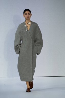 MİLAN, İTALYA 23 Şubat 2022 'de Milan Moda Haftası / Kış 2023' te İtalya 'nın Milano kentinde düzenlenen Calcaterra defilesinde bir model podyumda yürüyor..