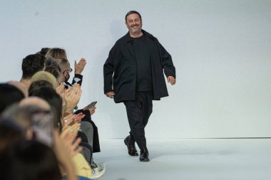 MILAN, ITALY - 23 Şubat 2022 / 2023 tarihinde Milan, İtalya 'da düzenlenen Calcaterra moda defilesinde moda tasarımcısı Daniele Calcaterra seyircilerinin alkışlarını kabul ediyor.. 