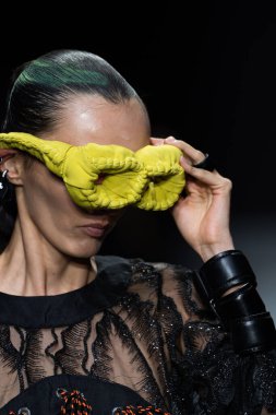 MILAN, ITALY - 26 Şubat 2022 'de Milano Moda Haftası / Kış 2023 sırasında Tokyo James defilesinde bir model yürüyüş pisti.