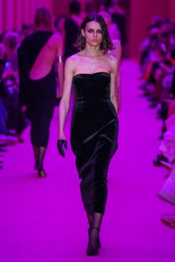 MILAN, ITALY - 25 Şubat 2022 tarihinde Milano Moda Haftası / Kış 2023 'te İtalya' nın Milano kentinde düzenlenen Sportmax defilesinde bir model podyumda yürüyor..