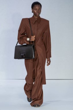 MİLAN, İTALYA 23 Şubat 2022 'de Milan Moda Haftası / Kış 2023' te İtalya 'nın Milano kentinde düzenlenen Calcaterra defilesinde bir model podyumda yürüyor..