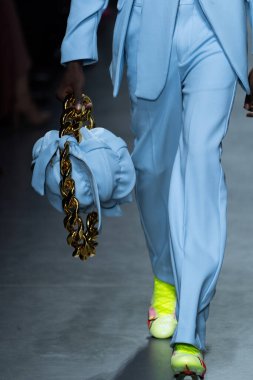 MILAN, ITALY - 26 Şubat 2022 'de Milano Moda Haftası / Kış 2023 sırasında Tokyo James defilesinde bir model yürüyüş pisti.