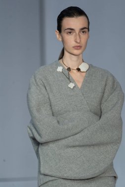 MİLAN, İTALYA 23 Şubat 2022 'de Milan Moda Haftası / Kış 2023' te İtalya 'nın Milano kentinde düzenlenen Calcaterra defilesinde bir model podyumda yürüyor..